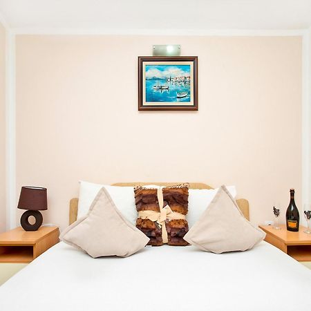 בודווה Apartments Mik5 - Famous Beach Jaz מראה חיצוני תמונה