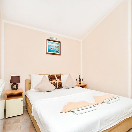 בודווה Apartments Mik5 - Famous Beach Jaz מראה חיצוני תמונה