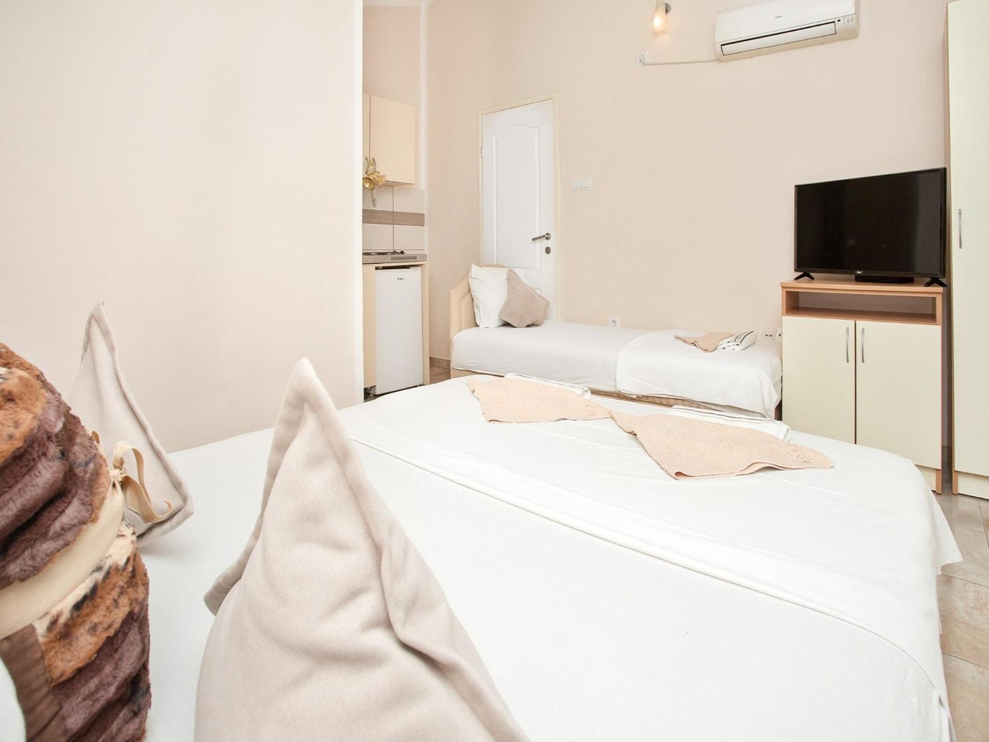 בודווה Apartments Mik5 - Famous Beach Jaz מראה חיצוני תמונה